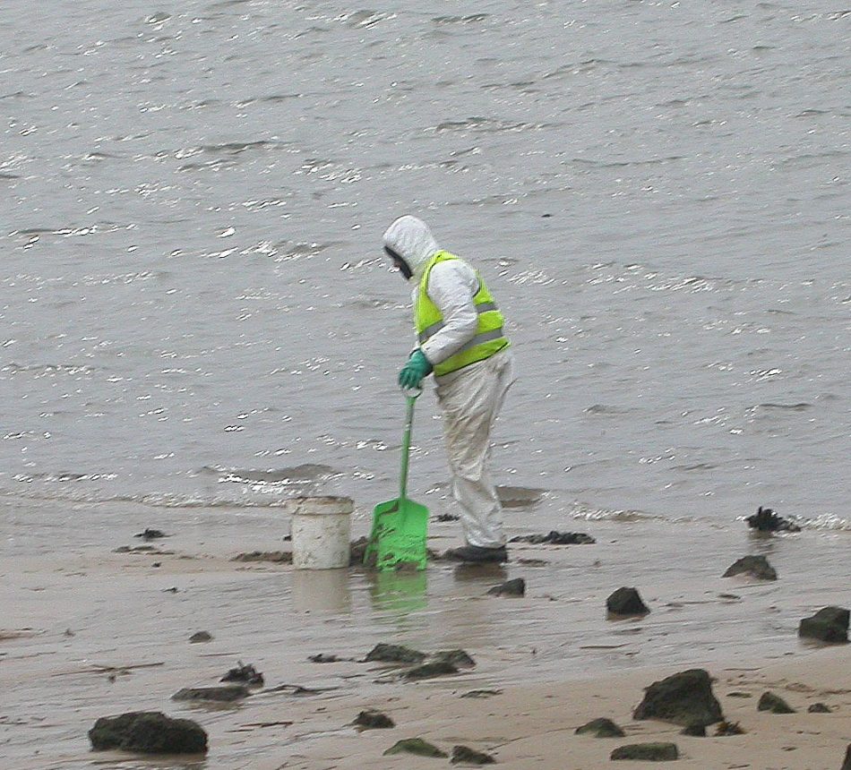 Con motivo del 20 aniversario de la tragedia del Prestige, tenemos recordar que contaminar el mar sale barato
