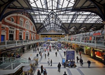 La huelga de conductores paraliza el servicio de trenes en Reino Unido