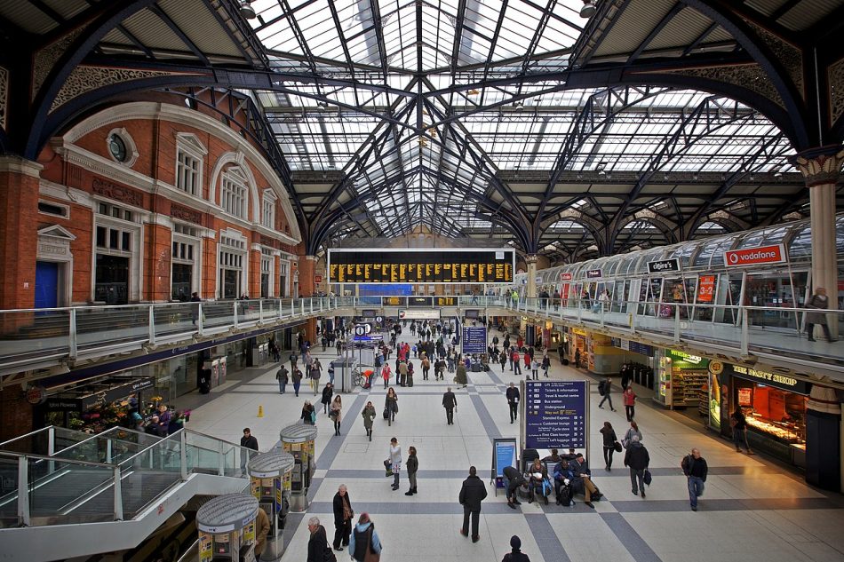 La huelga de conductores paraliza el servicio de trenes en Reino Unido