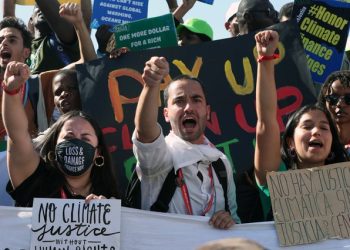 Activistas se manifiestan en la cumbre del clima y varias partes del mundo para exigir justicia climática