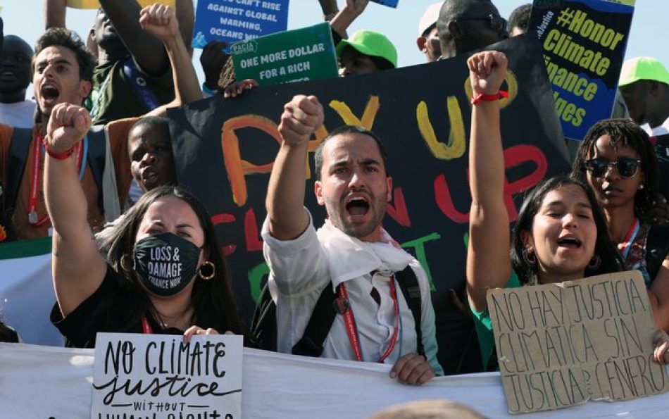 Activistas se manifiestan en la cumbre del clima y varias partes del mundo para exigir justicia climática