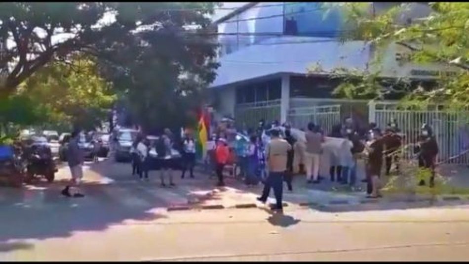 Universitarios y vecinos hacen con una vigilia el cerco a instituciones del Estado en Santa Cruz (Bolivia)