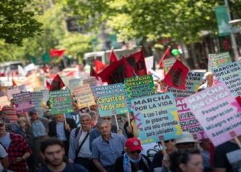 Jubilados y pensionados marchan en Uruguay por sus derechos