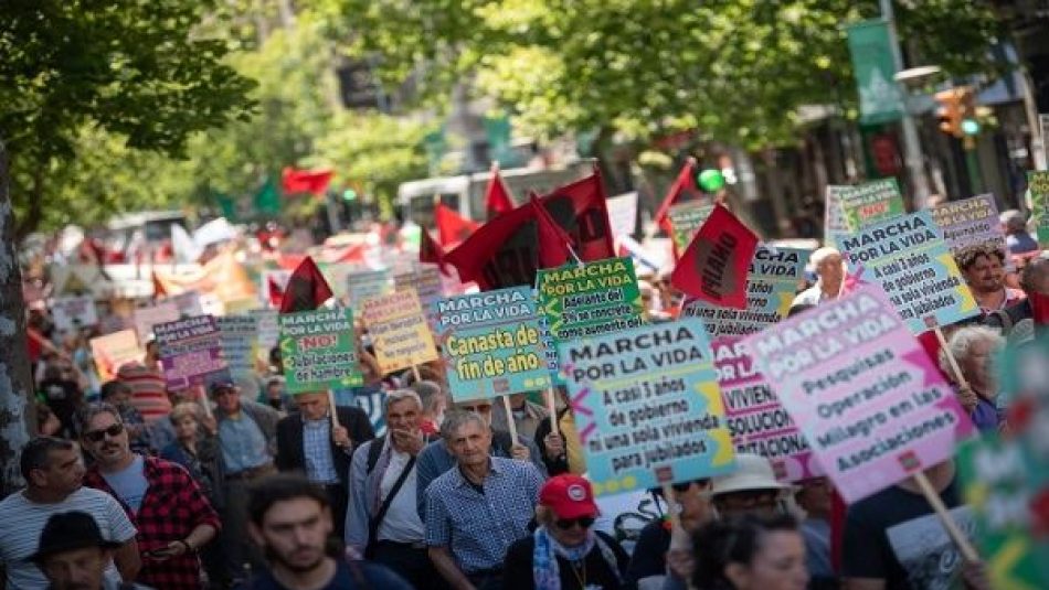 Jubilados y pensionados marchan en Uruguay por sus derechos