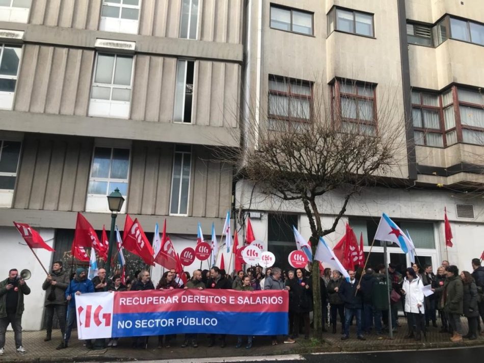 Delegados/as de Sanidade, Ensino e Administración concéntranse en defensa de salarios e dereitos no sector público