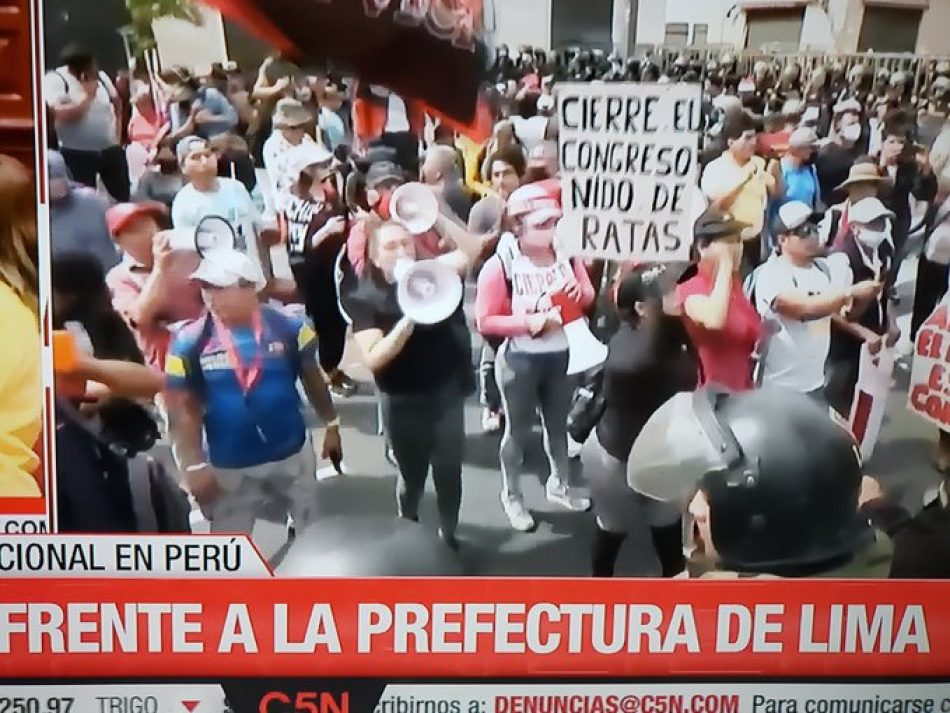 Protestas, disturbios y enfrentamientos entre partidarios y opositores de Castillo en Perú tras la jura de Dina Boularte