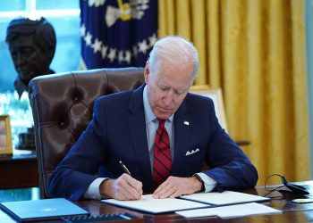 Biden recurre a un decreto de emergencia para evitar el cierre de Gobierno