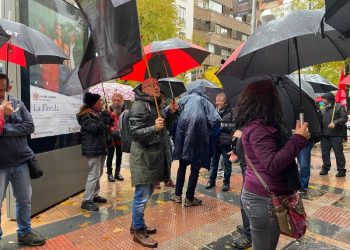 El sector del metal de la CGT exige sueldos dignos para las trabajadoras del sector ante la sede de la CEOE