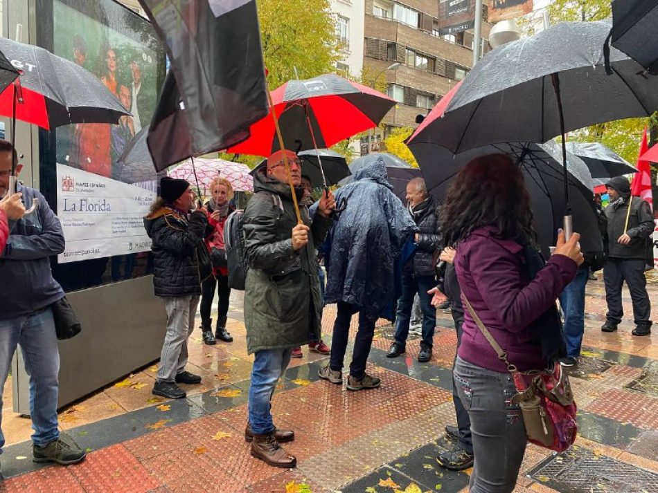 El sector del metal de la CGT exige sueldos dignos para las trabajadoras del sector ante la sede de la CEOE