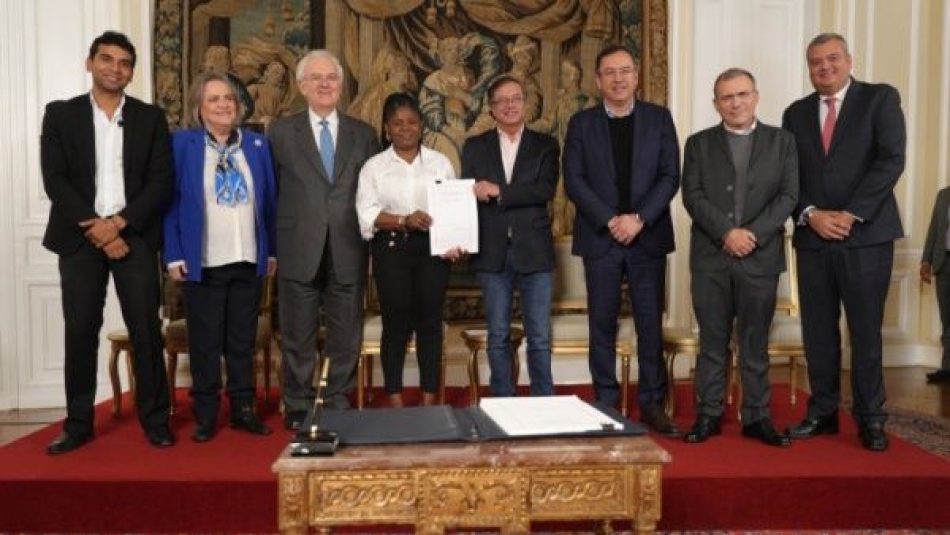 Presidente de Colombia sanciona la Reforma Tributaria