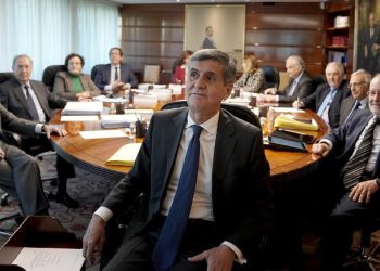 Los seis magistrados conservadores del Tribunal Constitucional paralizan el poder Legislativo para evitar su renovación e inician una crisis institucional