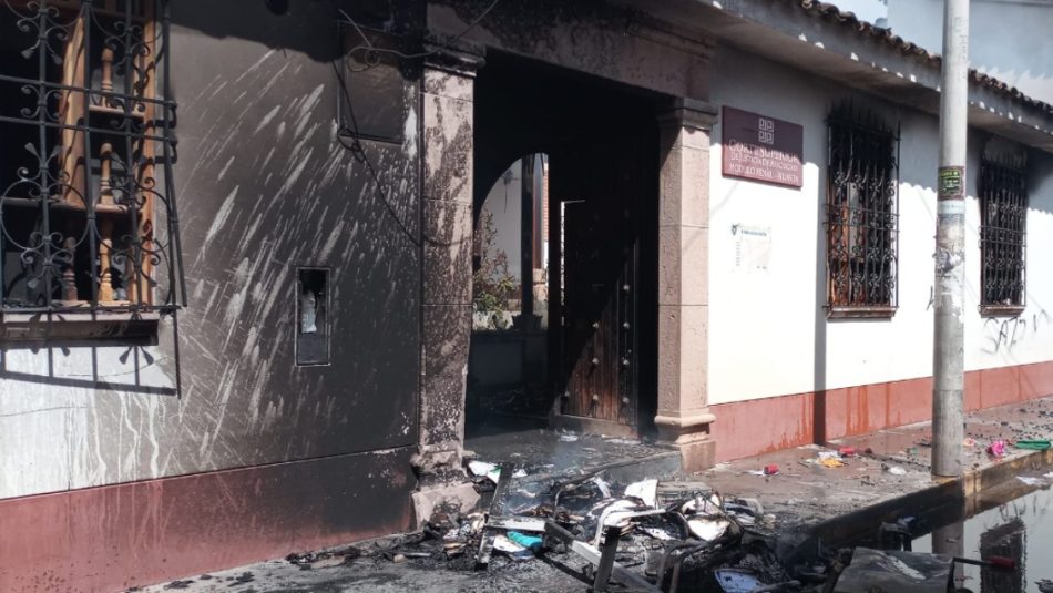 Incendian dos sedes judiciales en el segundo día de protestas en Perú