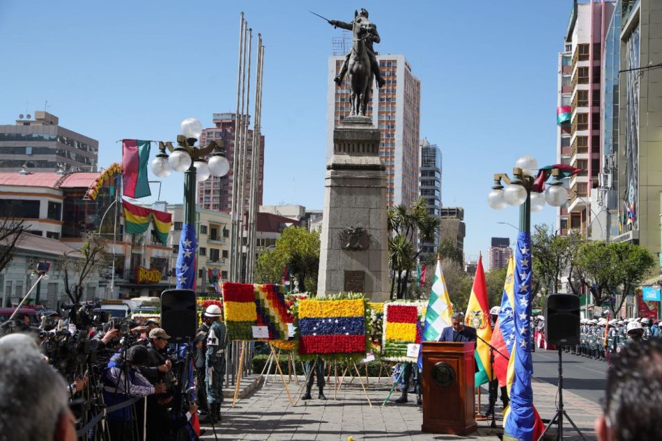 Bolivia homenajea a Simón Bolivar en el aniversario de su muerte