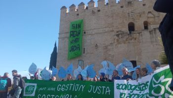 Ecologistas en Acción despliega una gran pancarta en el corazón de Córdoba en defensa del derecho al agua