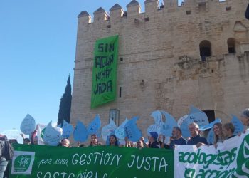 Ecologistas en Acción despliega una gran pancarta en el corazón de Córdoba en defensa del derecho al agua