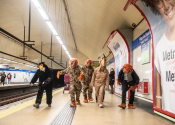 Una manada de orangutanes y jaguares se cuela en el Metro de Madrid para reclamar el fin de palma y soja en los biocombustibles