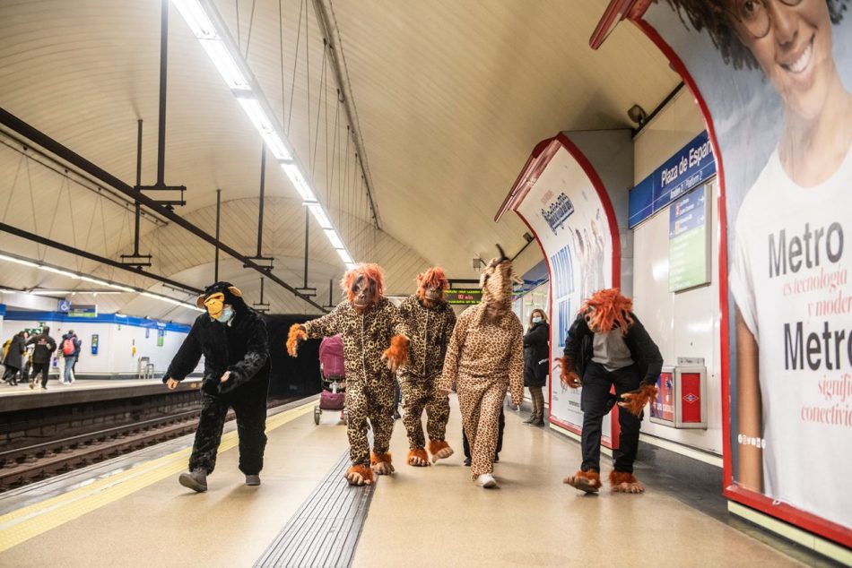 Una manada de orangutanes y jaguares se cuela en el Metro de Madrid para reclamar el fin de palma y soja en los biocombustibles