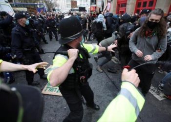Reino Unido otorga nuevos poderes a Policía para reprimir protestas
