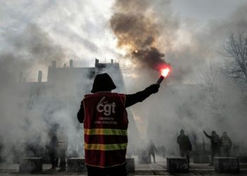 Doble jornada de huelga contra reforma de pensiones en Francia
