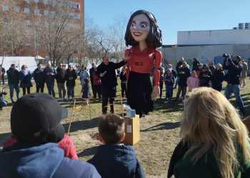 El barrio de Butarque (Madrid) escenifica la colocación de la primera piedra de su centro de salud con la presencia de ‘La Pinocha’