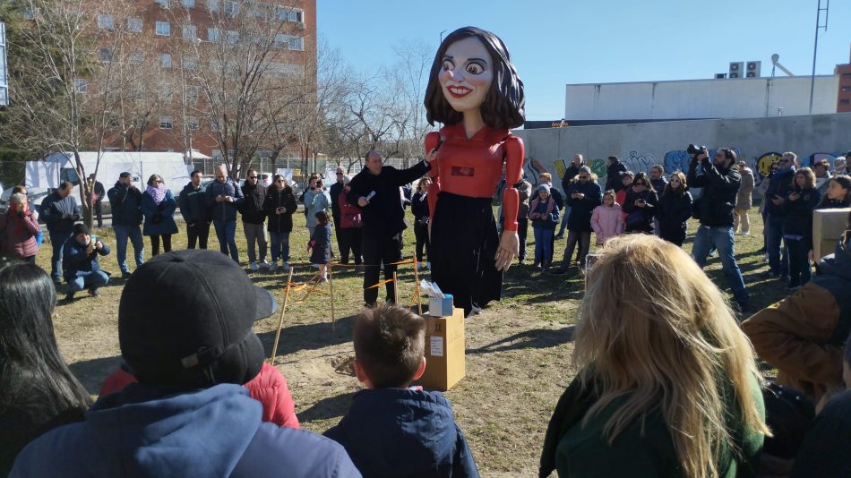 El barrio de Butarque (Madrid) escenifica la colocación de la primera piedra de su centro de salud con la presencia de ‘La Pinocha’