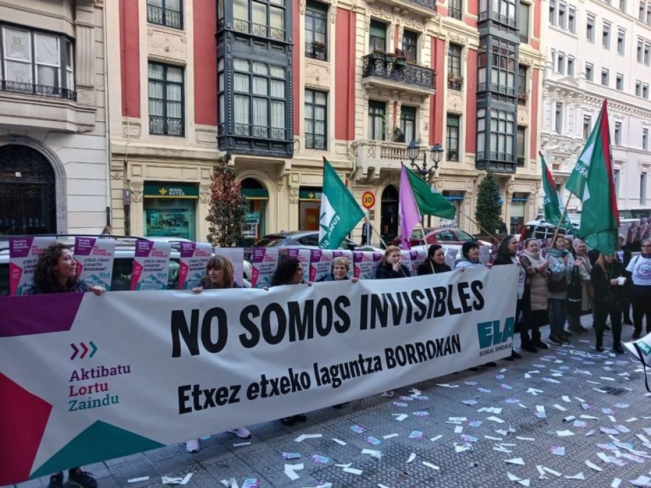 Las trabajadoras en huelga de SAD Bizkaia se concentraron frente a EUDEL