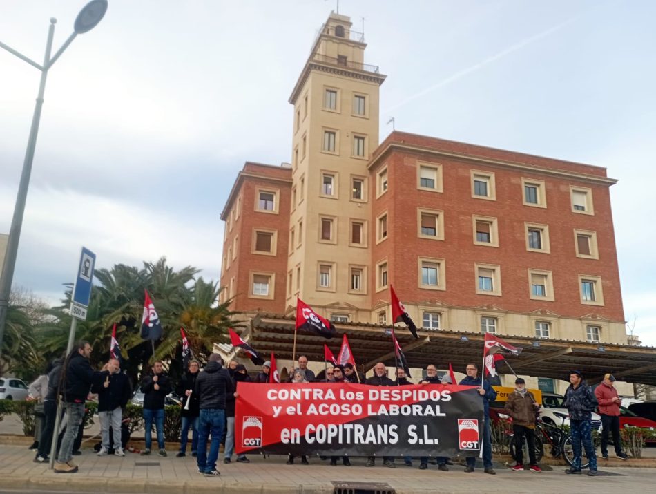 CGT se concentra en contra la vulneración de derechos de las trabajadoras de Copitrans S.L.