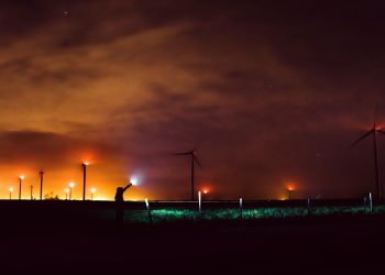 La entrega del certificado Starlight a la Costa da Morte salpica la imagen pública del Instituto Astrofísico de Canarias y desata un aluvión de críticas contra la fundación organizadora por no valorar el impacto nocturno de los parques éolicos