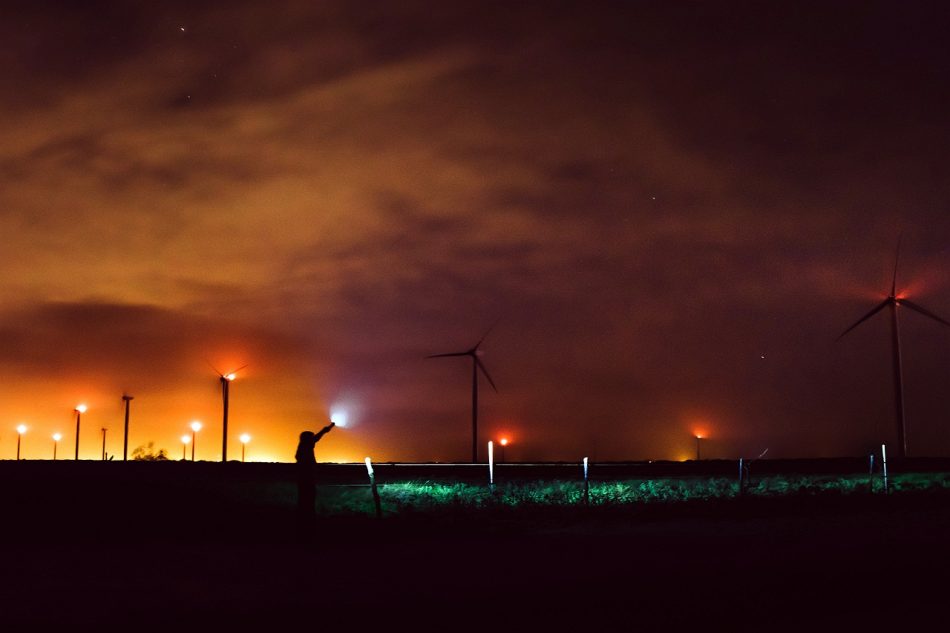 La entrega del certificado Starlight a la Costa da Morte salpica la imagen pública del Instituto Astrofísico de Canarias y desata un aluvión de críticas contra la fundación organizadora por no valorar el impacto nocturno de los parques éolicos