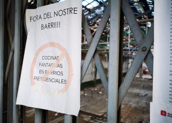 El ayuntamiento de Barcelona prohíbe los supermercados y las cocinas fantasmas en las zonas residenciales de la ciudad