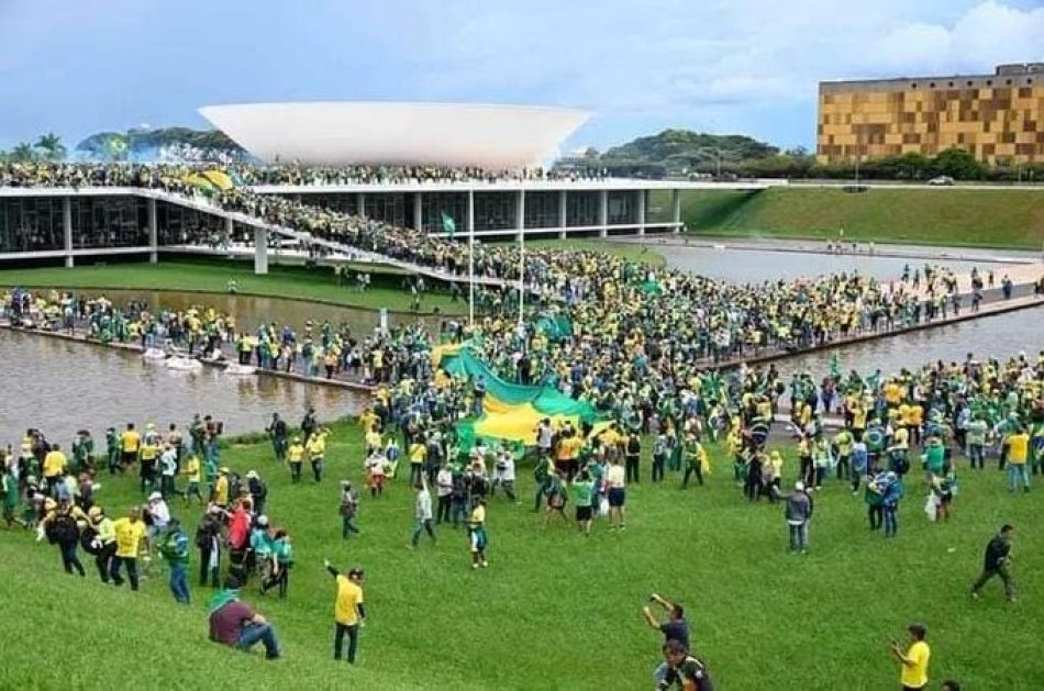 IU muestra su “rotunda condena al asalto ultra en Brasil” y su “total apoyo al Gobierno legítimo de Lula”, mientras critica la “tibieza de Núñez Feijóo y su ‘no condena’ de este intento de golpe”