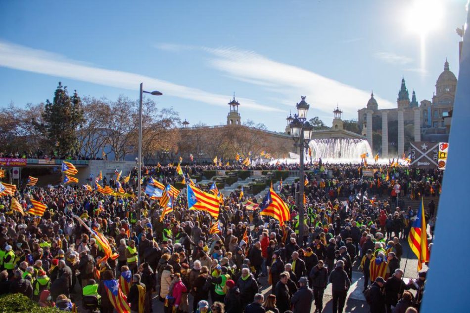 Independentistas marchan en Barcelona contra cumbre España-Francia