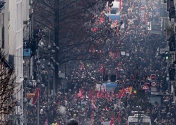 Más de un millón de personas se manifiesta contra la reforma de las pensiones que pretende aprobar el Gobierno ultraliberal de Macron en Francia