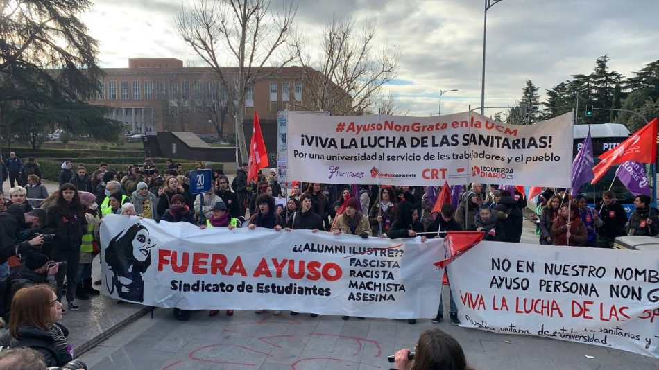 Estudiantes, sanitarios y otros colectivos se concentran frente a la UCM contra el nombramiento de la presidenta de la CM como «alumna ilustre» al grito «Ayuso non grata»