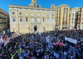 Cerca de diez mil médicos se manifestaron en Barcelona en su primer día de huelga: «Lo hemos dado todo, no hemos recibido nada»