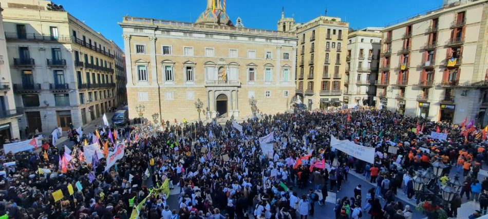 Cerca de diez mil médicos se manifestaron en Barcelona en su primer día de huelga: «Lo hemos dado todo, no hemos recibido nada»