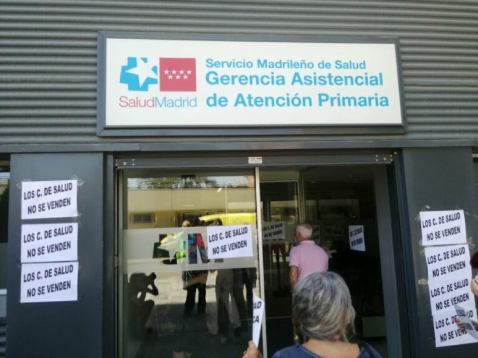 El Gobierno de Ayuso ha dejado a 1 millón de madrileños y madrileñas sin médico de familia y pediatra asignado para reabrir el melón de la privatización