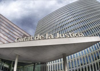 Una jueza anula por abusivas siete cláusulas del contrato del fondo Azora con una inquilina en Barcelona