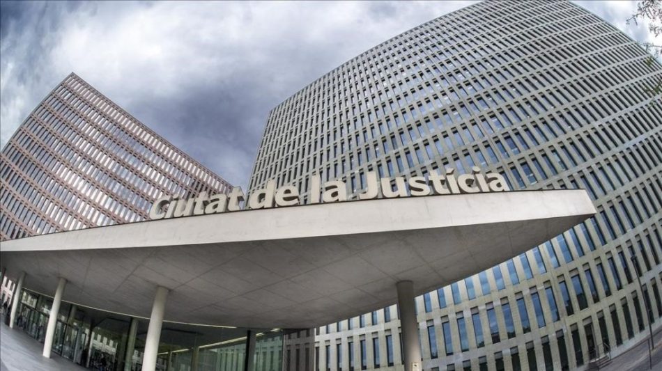 Una jueza anula por abusivas siete cláusulas del contrato del fondo Azora con una inquilina en Barcelona