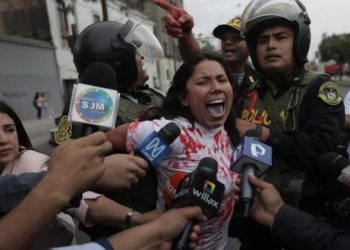 La policía detiene con violencia a comunicadora y activista popular Zaira Arias