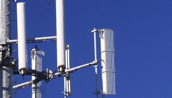 Societats científiques aconsellen minimitzar la contaminació electromagnètica de l’ús del mòbil