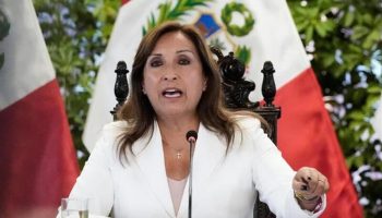 Presidenta de Perú niega responsabilidad por muertes en protestas