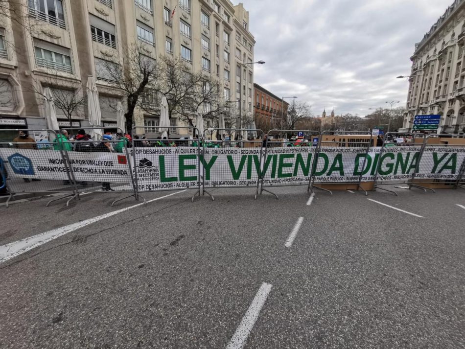 La plataforma por el derecho a la vivienda exige el desbloqueo de la ley frente al Congreso