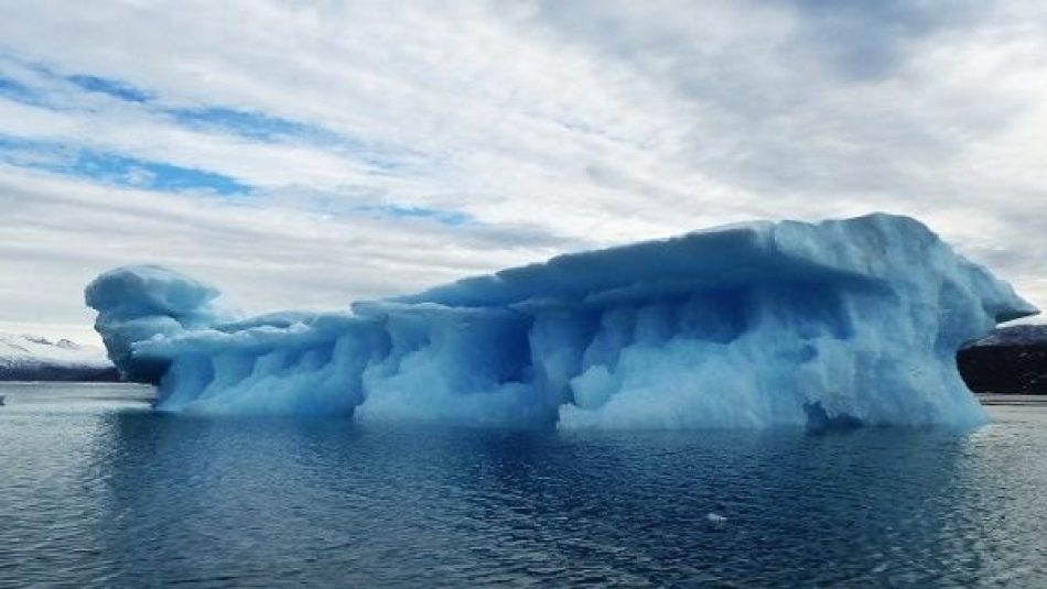 Iceberg de gran tamaño se desprende de la Antártida