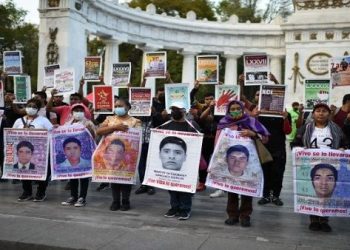 Familiares de los 43 normalistas marchan por justicia en México