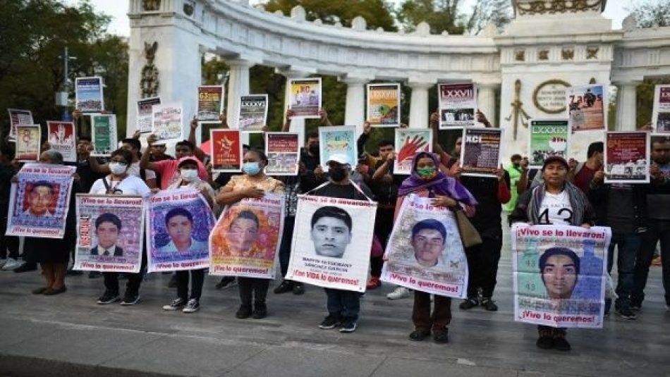 Familiares de los 43 normalistas marchan por justicia en México