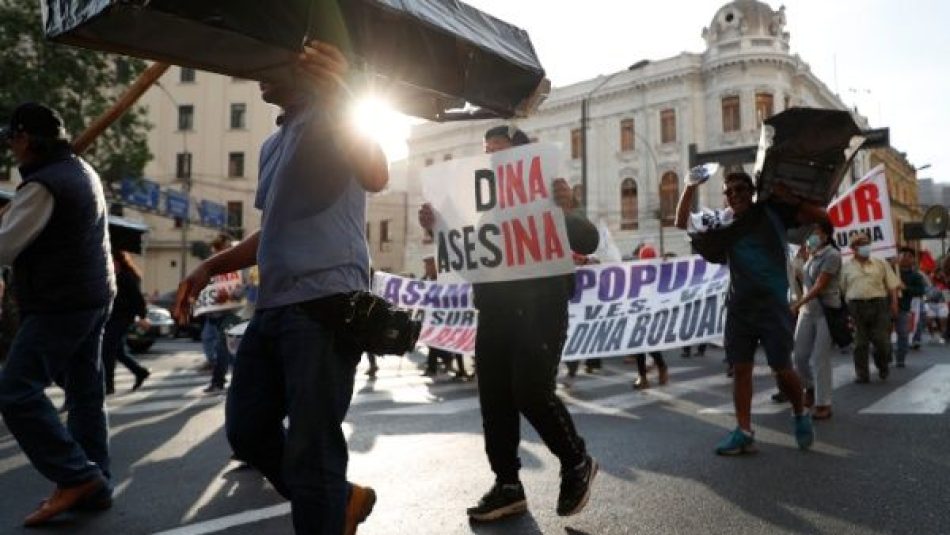 Miles de peruanos se dirigen en caravana a Lima en reclamo de renuncia de Boluarte