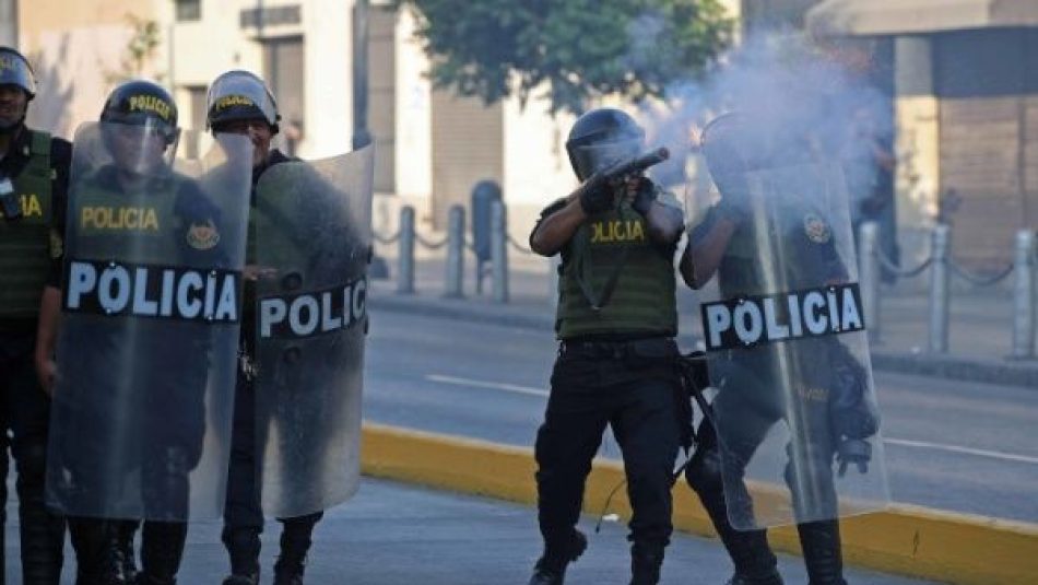 Represión policial a gran marcha en Perú deja varios heridos y detenidos