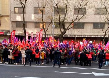 Las trabajadoras de la Limpieza de Castilla-La Mancha, en huelga por su convenio colectivo, se concentran en Madrid ante la sede de la patronal