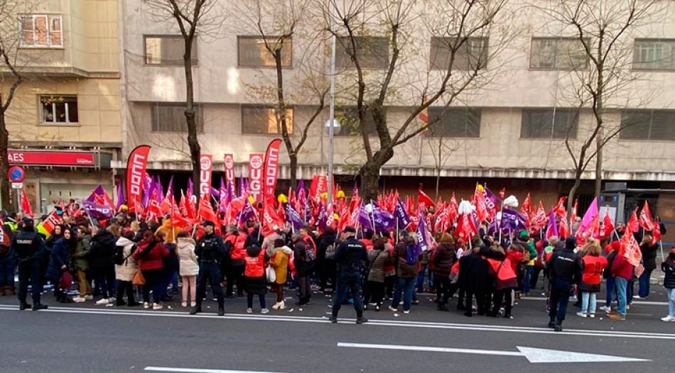 Las trabajadoras de la Limpieza de Castilla-La Mancha, en huelga por su convenio colectivo, se concentran en Madrid ante la sede de la patronal